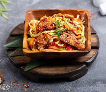 Удон с курицей и овощами