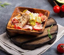 Салат Цезарь с курицей