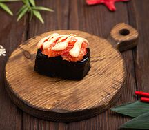 Спайси гункан с лососем