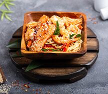 Удон с лососем, креветками и овощами