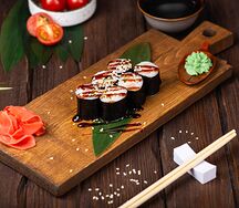 Ролл с угрём и огурцом