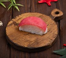 Суши с тунцом