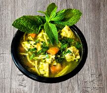 Ливанский суп с курицей и шпинатом