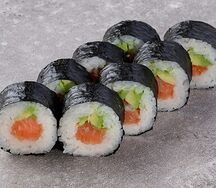 Ролл с нежным лососем