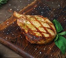 Стейк из cвинoй корейки