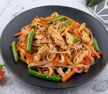 Рисовая лапша с курицей по тайски