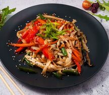 Удон с овощами под соусом терияки