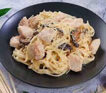 Удон с курицей под сливочным соусом