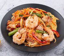 Лапша яичная с креветкой и беконом под сливочным соусом