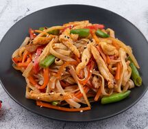 Рисовая лапша с курицей под соусом терияки