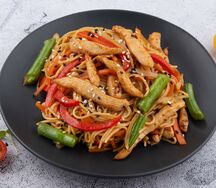 Лапша яичная с курицей под соусом терияки