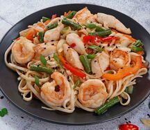 Удон с креветкой и курицей в сладком соусе Чили