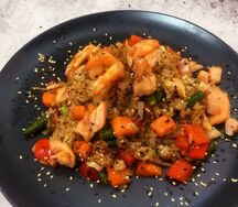 Рис с креветкой и лососем под соусом терияки