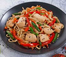 Удон с курицей под соусом терияки