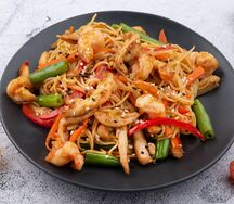 Лапша яичная с курицей и креветкой под соусом терияки