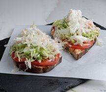 Брускетта с крабом