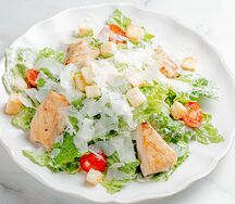 Цезарь с куриной грудкой на гриле