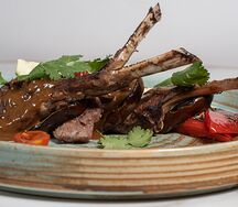 Каре ягненка с печеными овощами