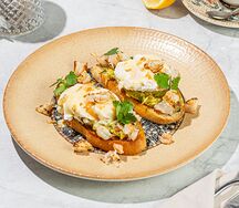 Брускетта с яйцом пашот, гуакамоле и креветками
