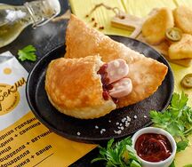Чебурек с баварскими сосисками bbq