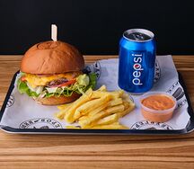 Комбо с чизбургером, картофелем фри и напиток Coca-Cola