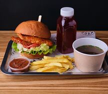Комбо с бургером Острый цыплёнок, картофелем фри, говяжьим бульоном и морсом