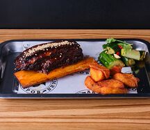 Говяжье ребро BBQ с битыми огурцами