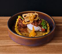Картофельные оладьи с мясным соусом и яйцом 