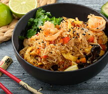 Wok с рисом и креветками