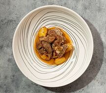 Трехнедельный козленок, томленный с картофелем и травами