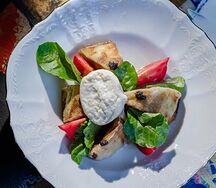 Салат с бурратой, хрустящим баклажаном и трюфельной пастой