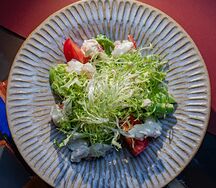 Салат с мясом краба и имбирным соусом