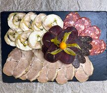 Мясные деликатесы