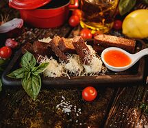 Чесночные гренки из бородинского хлеба с сыром Пармезан