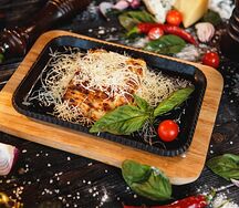 Лазанья классическая с мясным рагу по- болонски и соусом Бешамель