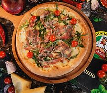 Пицца с грушей, шейкой коппа и сыром горгондзола