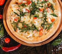 Пицца с креветками, рукколой и сыром Моцарелла