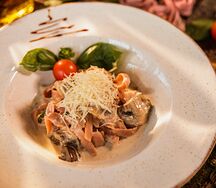 Розовые тальятелле с грибным соусом и копченой грудинкой