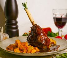 Баранья голень с картофелем