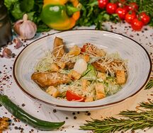 Салат Цезарь с курицей