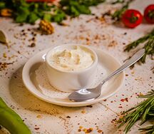 Мацони с чесноком и зеленью