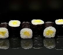 Ролл с авокадо