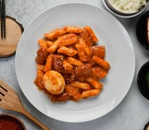 Токпокки острое с сосисками