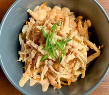 Салат с курицей, корейской морковью и копченым айоли