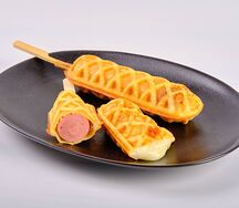 Вафля Корн-дог Комбо с мясной сосиской и сыром