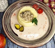 Бефстроганов из говяжьей вырезки, белыми грибами и сливочным соусом