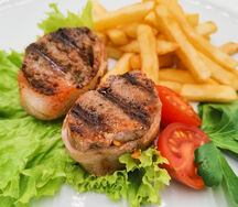 Свиная вырезка в беконе с картофелем фри