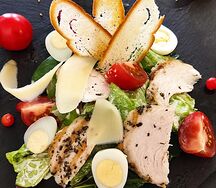 Салат Цезарь с курицей