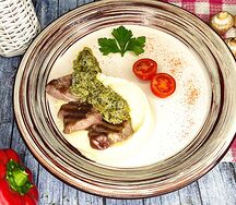 Медальоны из cвинoй вырезки с соусом песто