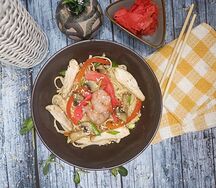 Удон с креветками, курицей и имбирем